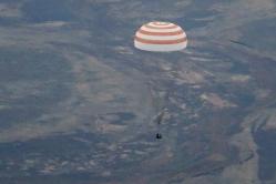 Как космонавт возвращается с орбиты на землю?